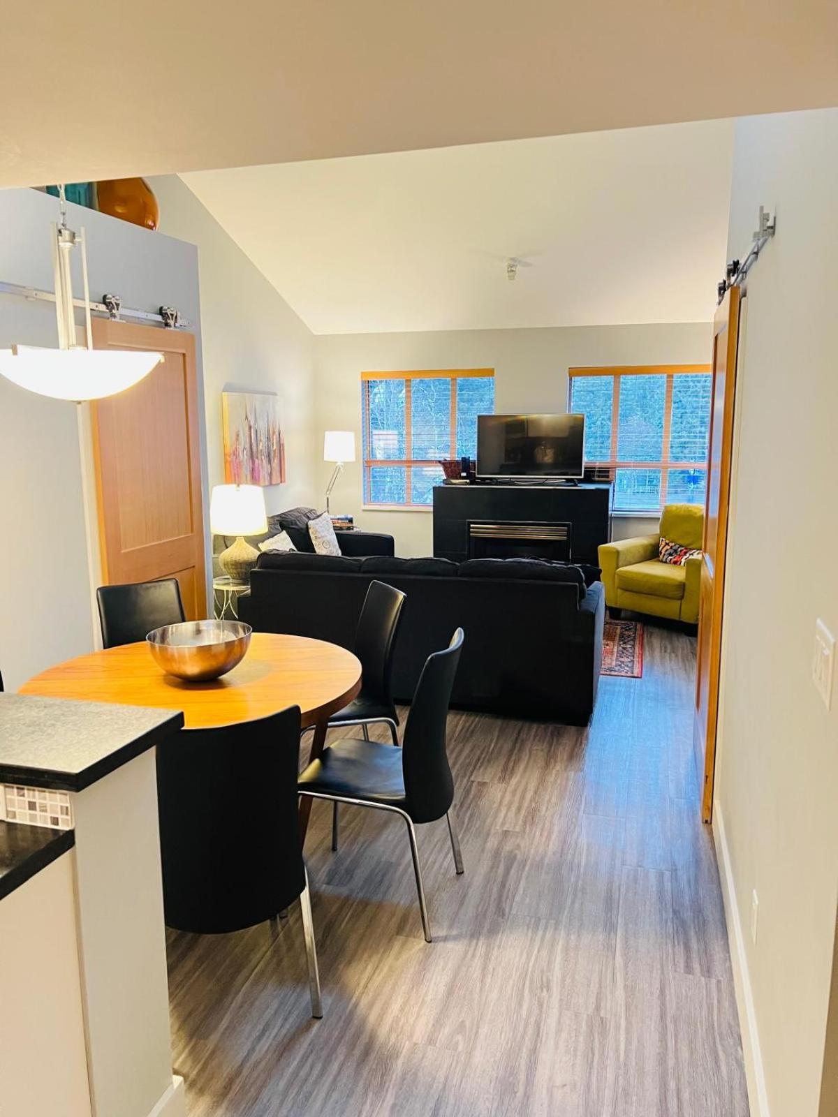 Tyndalstone Lodge 3 Bedroom In The Heart Of Village North Whistler Eksteriør bilde