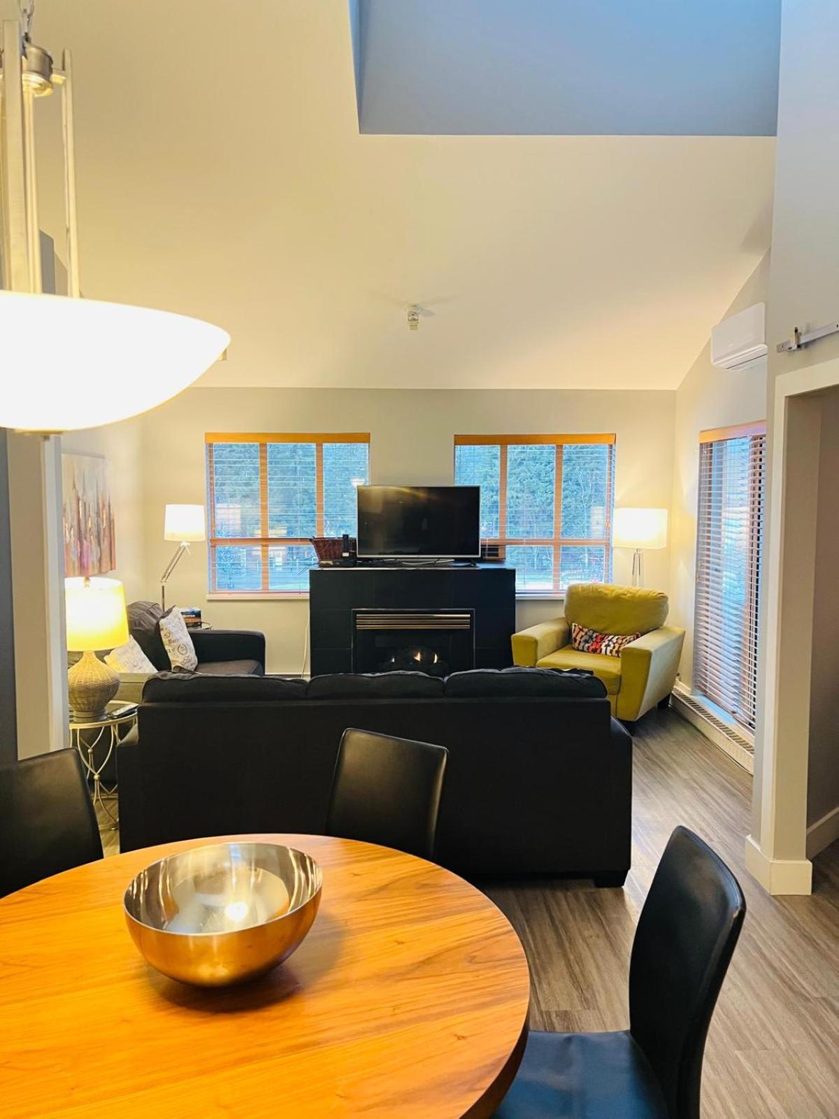 Tyndalstone Lodge 3 Bedroom In The Heart Of Village North Whistler Eksteriør bilde