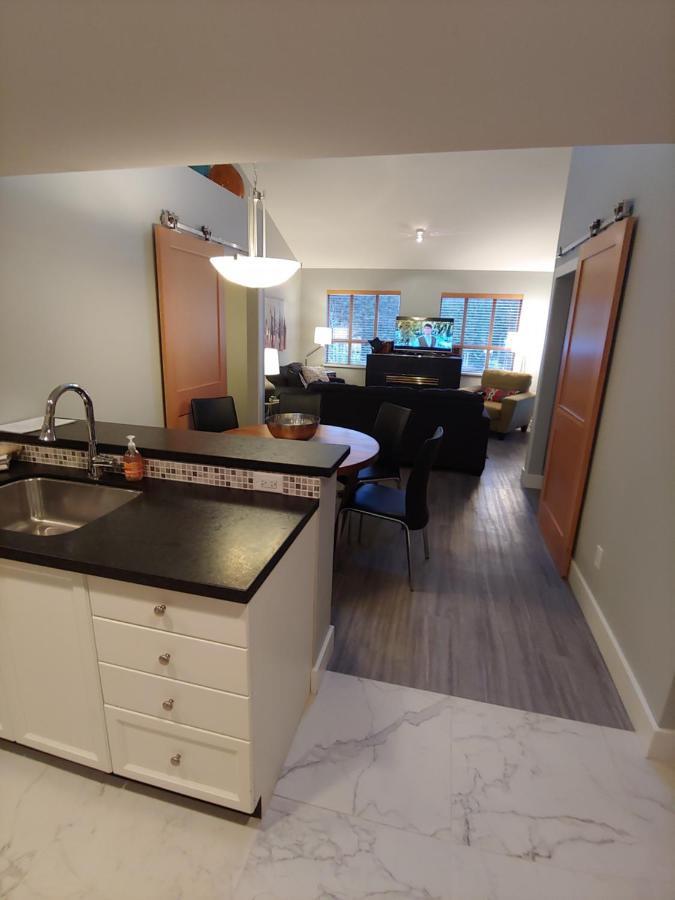 Tyndalstone Lodge 3 Bedroom In The Heart Of Village North Whistler Eksteriør bilde